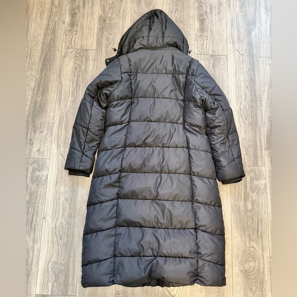 St. John bay heavy Women's Black Quilted very Long Coat elastic straps inside - Picture 2 of 7
